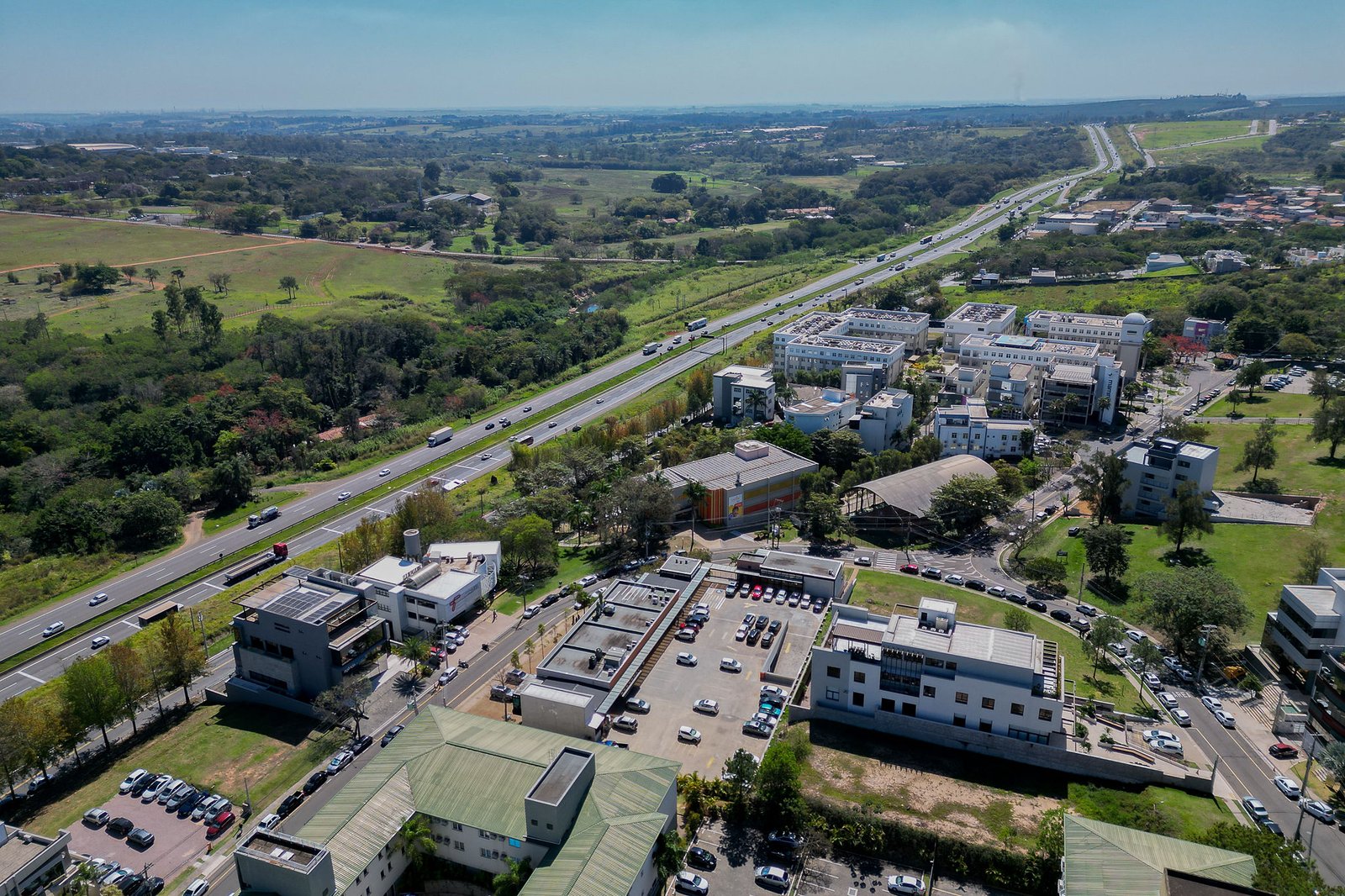 AlphaVille Empresarial — vista aérea do complexo e do entorno